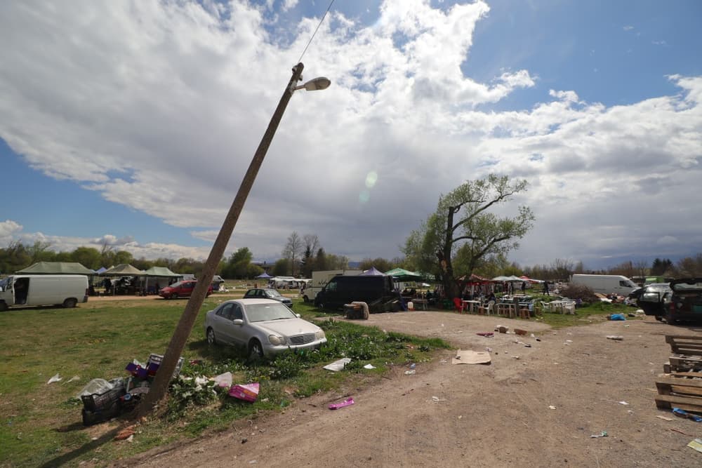 The Flea Market in Dolni Bogrov, photograph 4